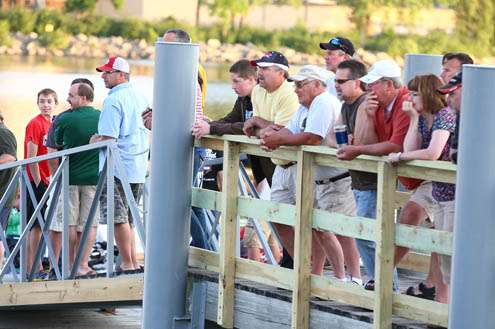 <p>
	Crowds fill the dock in anticipation for the top 50 pros to launch on Day Three.</p>
