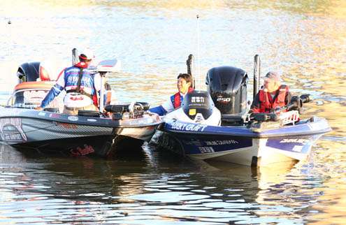 <p>
	Takahiro Omori floats alongside James Niggemeyer while speaks with his fellow competitor.</p>
