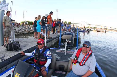 <p>
	Dean Rojas leads the pack with a two-day total of 37-12 and looks to keep his lead.</p>
