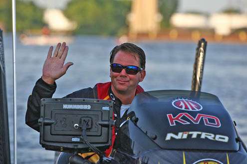 <p>
	Still making his charge for the AOY title, Kevin VanDam waves to the cheering crowd.</p>
