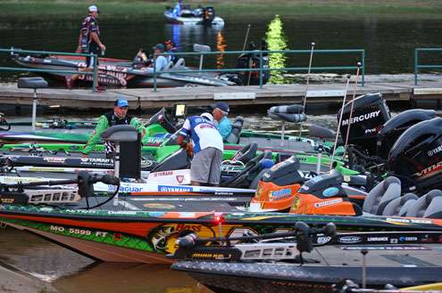<p> 	Pros line the shore in anticipation of Day One of the 2012 Elite Series Toledo Bend Battle.</p> 