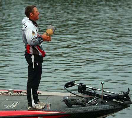 <p>
	Elite Series angler Stephen Browning awaits his turn to blast off on the James River.</p>
