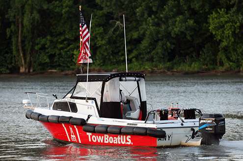 <p>
	Boat U.S., the official towing services of the Bass Pro Shops Bassmaster Opens, idles down river.</p>
