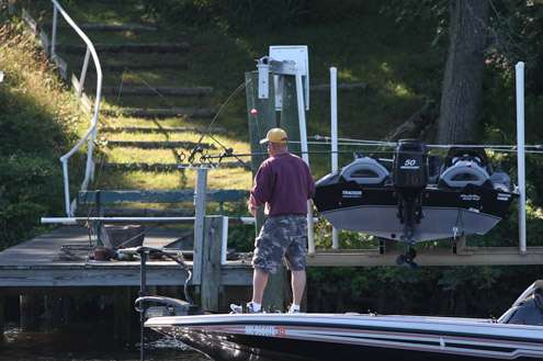 <p>
	Pro Cliff Blackford flips a dock on Day 2</p>
