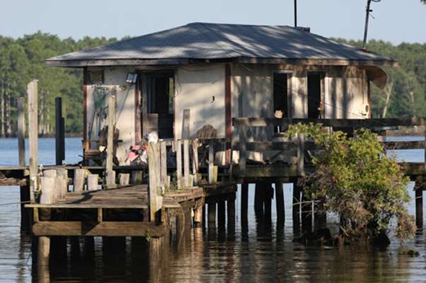 <p>
	One of many fish houses/docks along the James River.</p>
