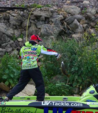 <p>
	The Toyota Tundra Bassmaster Angler of the Year leader secures his catch.</p>
