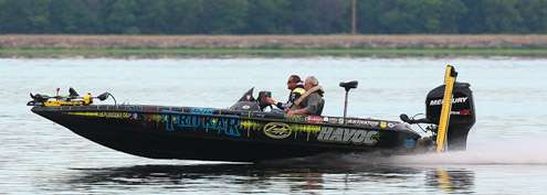 <p>
	Skeet Reese powers down the river on the morning of Day 1.</p>
