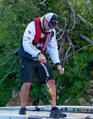 <p>
	Klein lands a smallie in Pool 8.</p>
