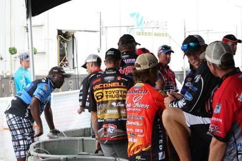<p>
	Anglers gather around the tanks before the weigh-in begins.</p>
