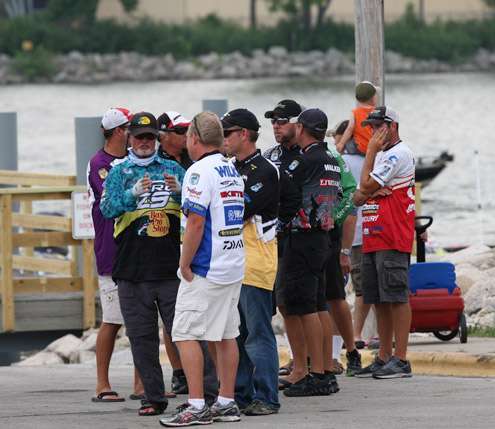 <p>
	Anglers gather to talk about their first day on Green Bay.</p>
