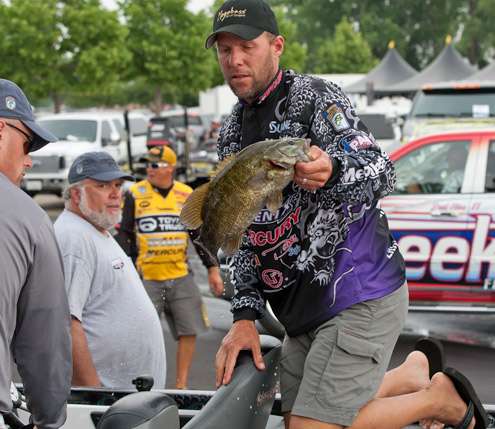 <p>
	Aaron Martens shows fans a smallie from his livewell.</p>
