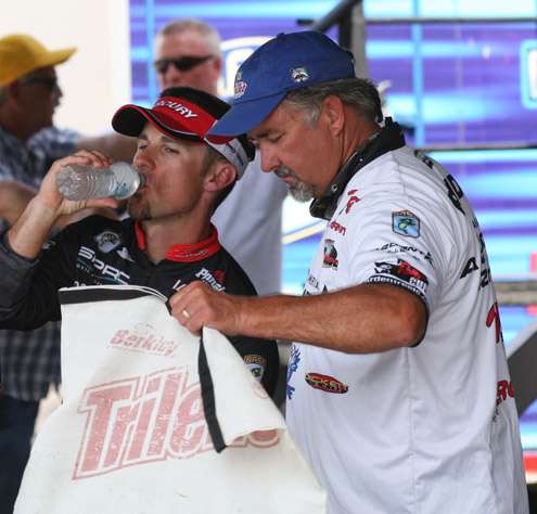 <p>
	John Crews (5th, 34-1) rehydrates as Pete Ponds (35th, 25-11) takes a look at his catch.</p>
