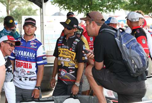 <p>
	Mark Zona talks with the Anglers about the conditions of Day 2.</p>
