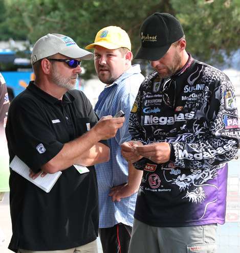 <p>
	B.A.S.S. writer Steve Wright talks with Aaron Martens (2nd, 36-15) about his pattern on Day 2</p>
