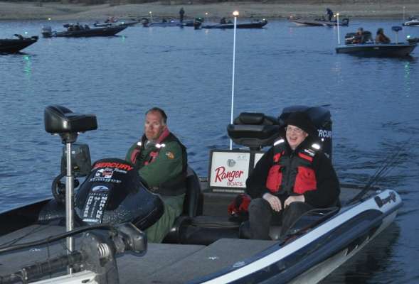 <p>
	Mike Powell of Utah drives while Californiaâs Rodney Brown finds something funny.</p>
