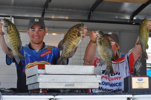 <p>
	Nik Autrey of Washington won the 15- to 18-year-old division of the Junior Bassmaster event today. He caught 11 pounds, 5 ounces and enlisted tournament host Becca Golightly to help him hold his fish.</p>
