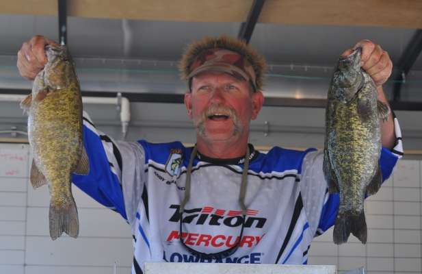 <p>
	Andy Bravence, Arizona, second place, 32-6; qualifier for national championship</p>

