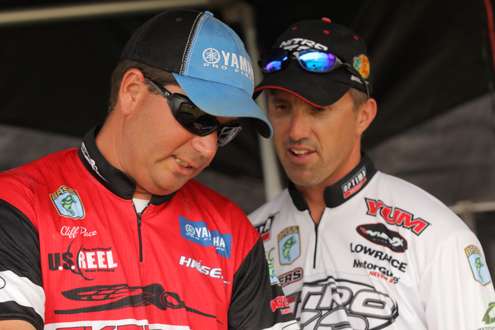 <p>
	Day One leader Cliff Pace chat with Edwin Evers before the weigh-in.</p>
