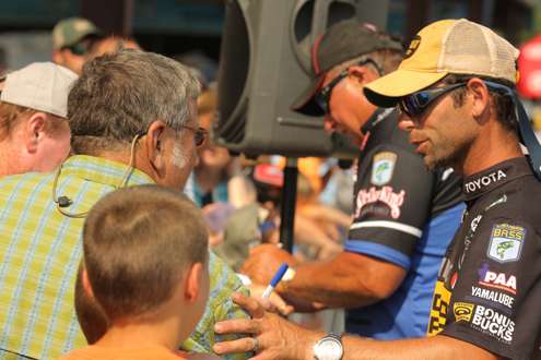 <p>
	Mike Iaconelli and Denny Brauer sign autographs.</p>
