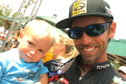 <p>
	 </p>
<p>
	Mike Iaconelli carries his young son, Vegas.</p>
