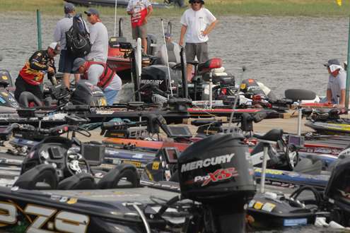 <p>
	 </p>
<p>
	Kevin VanDam bags his catch in a congested parking lot.</p>
