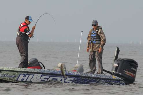 <p>
	Cliff Pace flips a keeper to his boat.</p>
