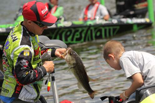 <p>
	Brent Chapman's kid helps bag his dad's catch on Day Three. </p>

