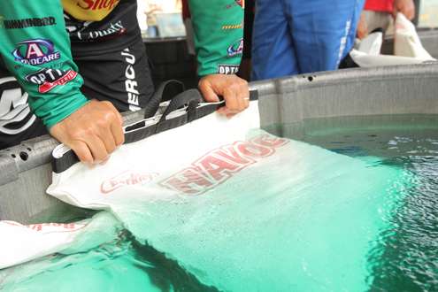 <p>
	Seems not heavy, but there are over 27lb of fish in Timmy Horton's bag</p>
