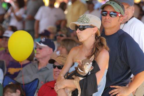 <p>
	Fans of all shapes and sizes wait for the final weigh-in of the 2012 Toledo Bend Battle to begin.</p>
