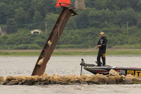 <p>
	Mike Iaconelli searches for bass near a navigation marker.</p>
