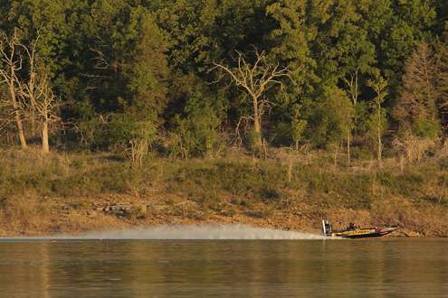 <p>
	Mike Iaconelli speeds past the bank at Douglas Lake.</p>
