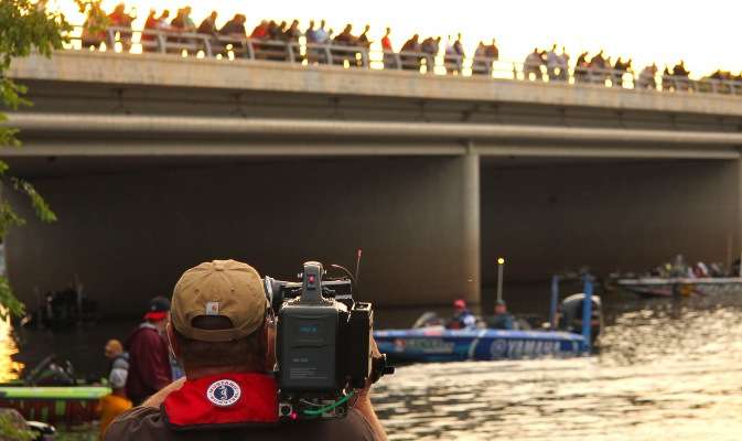 <p>
	But the sign doesnât say you canât cheer for Bassmaster Elite pros at morning launch from the Clinton Street Bridge.</p>
