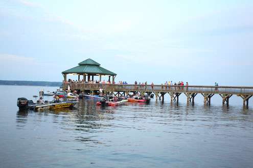 <p>
	Boats begin to surround the pavilion for the start of the morning.</p>
