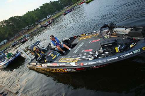 <p>
	Mike Iaconelli passes by the dock and confirms his weigh-in time with B.A.S.S. officials.</p>
