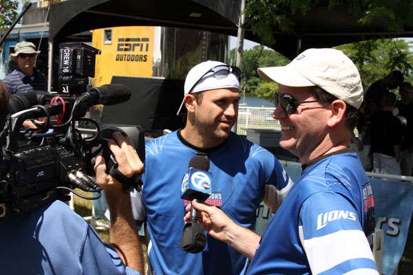 <p>
	Lions tight end Tony Scheffler does a local TV interview prior to the tournament.</p>
