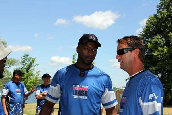 <p>
	Lions wide receiver Terrence Toliver talks with KVD.</p>
