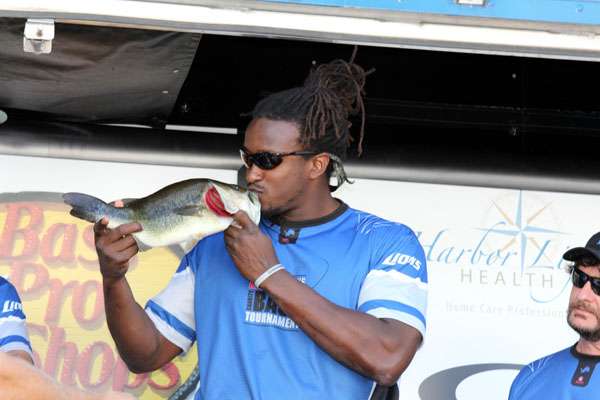 <p>
	Lions defensive end Willie Young kisses a 3-pound, 8-ounce bass he caught while fishing with Mark Zona. </p>
