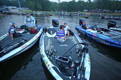 <p>
	Elite anglers begin to crowd the dock as the morning gets underway.</p>
