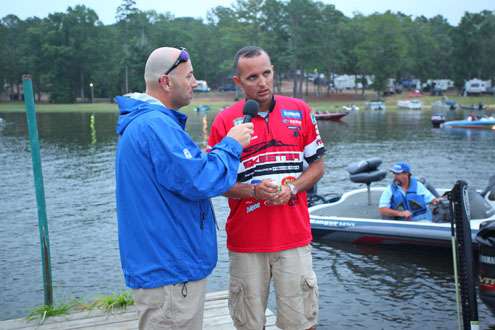 <p> 	Marty Robinson is interviewed. He is currently in second place with 58-9.</p> 
