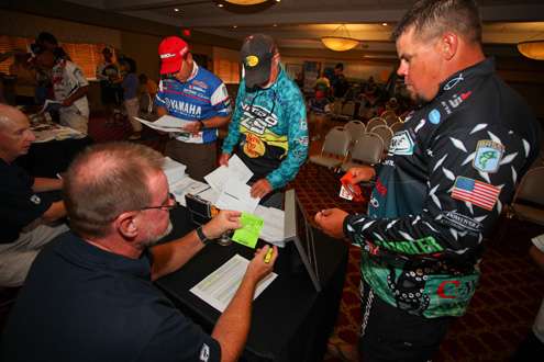 <p>
	Chris Lane presents his Wisconsin fishing license to B.A.S.S. Tournament Staff.</p>
