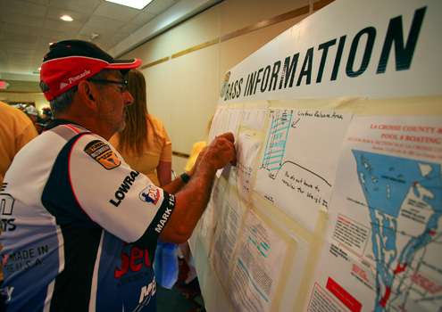 <p>
	Paul Elias checks the latest announcements on the B.A.S.S. information board.</p>
