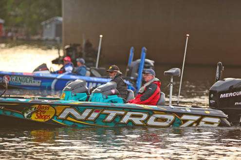 <p>Rick Clunn holds down the 5th spot with 31-2 and makes his way toward the dock.</p>
