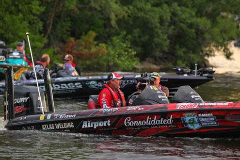 <p>
	Federation Nation Champion Jamie Horton, currently in third with 31-10, idles toward the main river channel .</p>
