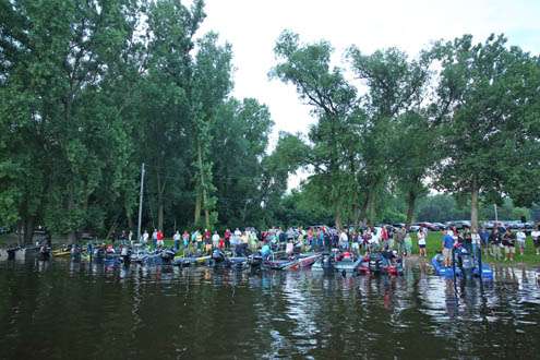 <p>
	 </p>
<p>
	The Mississippi River shoreline is covered with spectators and our Top 12 pros on the final Day.</p>
