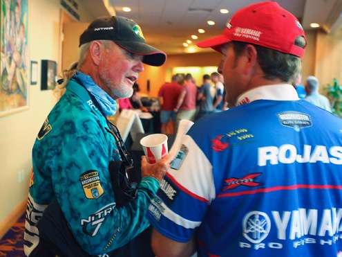 <p>
	Rick Clunn visited with Dean Rojas before the anglers briefing.</p>

