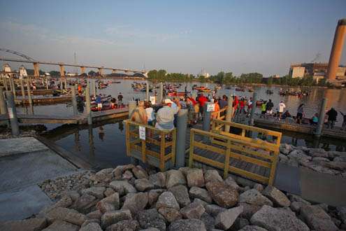 <p>
	The entire field is launched, spectators are piling in, and Green Bay has turned into a great host for an Elite event.</p>
