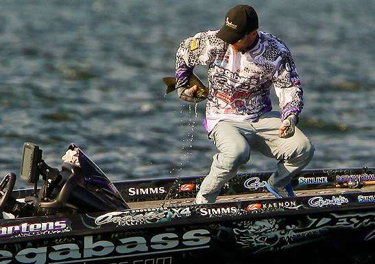 <p>
	Tournament leader Aaron Martens had a quick 5-fish limit in the livewell.</p>
