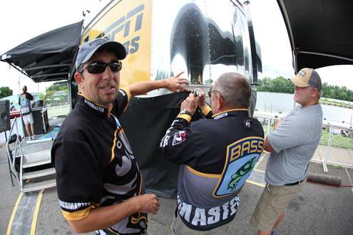 <p>
	The B.A.S.S. crew completes the final touches before the weigh-in begins on Day One.</p>
