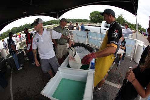 <p>
	The first wave arrive and staffers jump into action as the weigh-in begins.</p>
