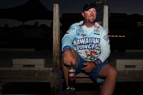 <p>
	Jim Dillard starts Day Two of the Bass Pro Shops Northern Open in first place with 17 pounds, 1 ounce.</p>
